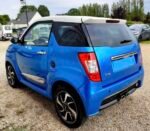 Vue latérale de la microcar montrant la peinture et profil compact