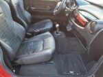 Vue trois-quarts arrière montrant la carrosserie et le toit