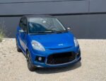 Vue avant droite du véhicule avec carrosserie claire