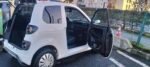Voiture stationnée de profil sur la rue, éclairage naturel