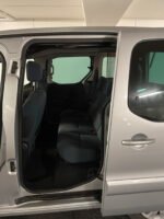 Vue d'ensemble du coffre montrant les 675 litres disponibles