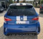 Vue latérale du Coupé GTI montrant le pack carbone et les stickers GTI