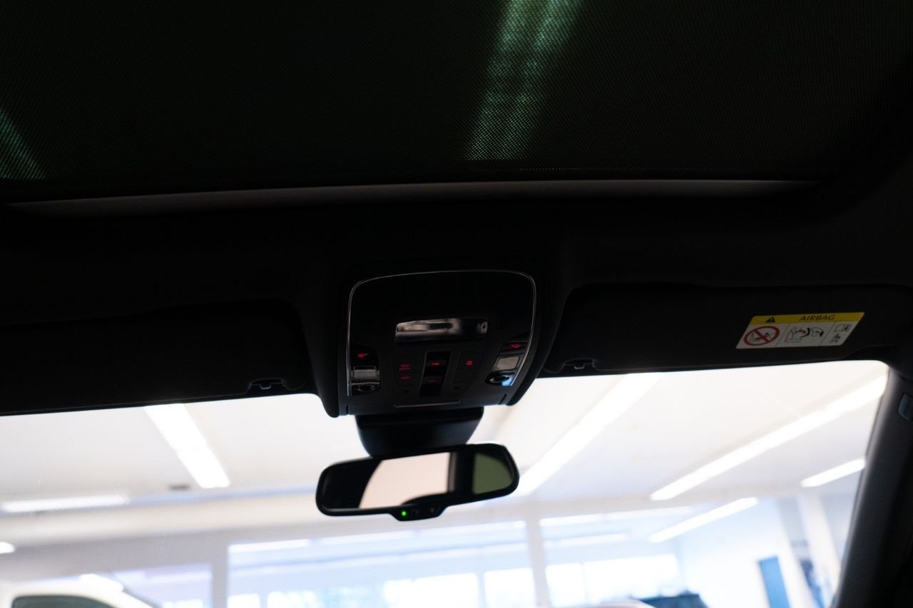 Vue arrière et feux, carrosserie noire en bon état