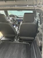 Intérieur siège sport avec surpiqûres rouges et volant sport