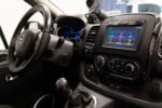Vue de profil montrant carrosserie latérale et porte coulissante