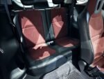 Profil latéral droit montrant la carrosserie et les jantes