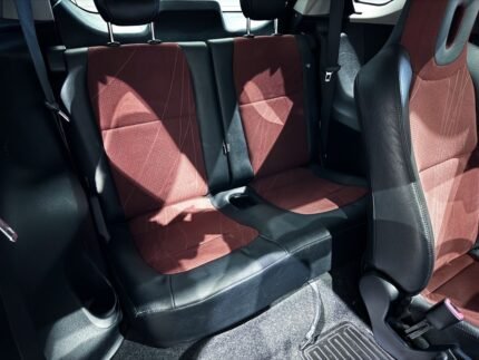 Profil latéral droit montrant la carrosserie et les jantes