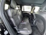 Vue latérale du SUV garé montrant la ligne de caisse R-Design