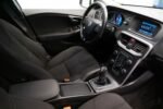 Vue intérieure côté conducteur avec console centrale