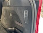 Console centrale avec écran tactile et commandes climatisation
