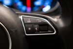 Gros plan sur commandes de climatisation et interface