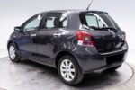 Vue latérale du véhicule montrant la carrosserie