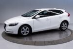 Vue avant droite de la Volvo V40 gris métallisé sur parking