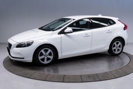 Vue avant droite de la Volvo V40 gris métallisé sur parking
