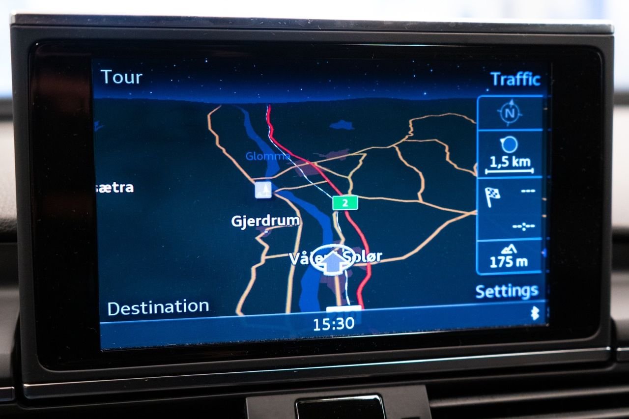 Intérieur sièges avant en bon état, sellerie et console centrale visibles