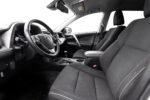 Gros plan du volant multifonction et commandes au volant