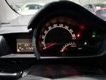 Vue d'ensemble de la voiture sur parking urbain