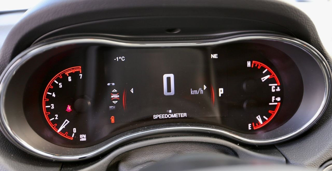Vue arrière du SUV avec feux allumés et hayon fermé
