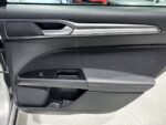 Détail du volant et des commandes audio intégrées