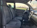Intérieur vu du siège conducteur, tableau de bord visible
