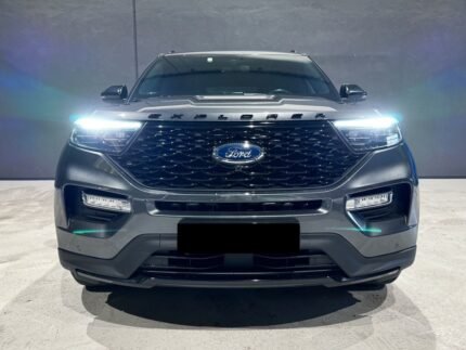 Vue avant gauche du SUV montrant la calandre et les jantes alliage