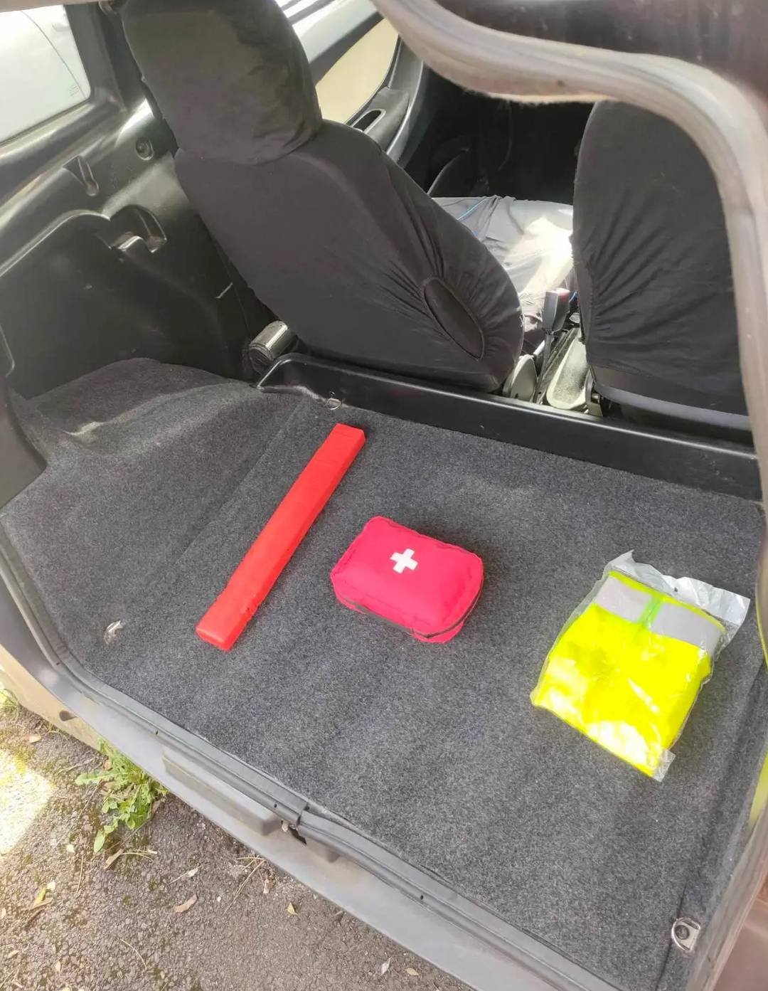 Vue arrière montrant feux et porte de coffre en bon état