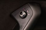 Capot moteur ouvert montrant compartiment propre