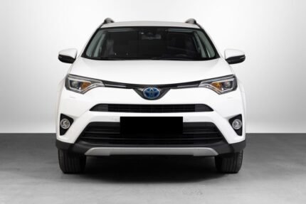 Vue avant droite du SUV avec finition Active, peinture intacte