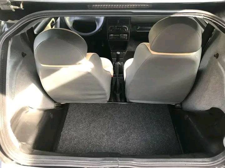 Vue arrière et coffre de la Microcar, hayon et feux visibles