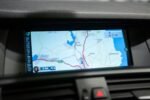 Gros plan sur le volant et commandes multifonctions