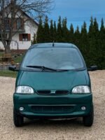 Vue arrière de l'Ambra GLX montrant le hayon et les feux arrière