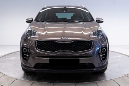 Vue avant gauche du Sportage montrant la calandre et phares xénon