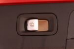 Vue 3/4 avant sur route, éclairage LED en fonctionnement