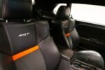 Vue latérale droite montrant la silhouette basse du coupé