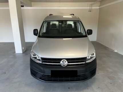 Vue avant du van Caddy Maxi garé sur un parking