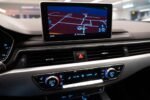 Prise de vue de la voiture en extérieur sur route
