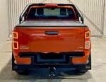 Plan large du pick-up stationné sur piste avec éclairage LED allumé