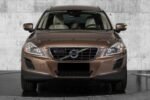 Vue avant droite du XC60 montrant la calandre et les phares