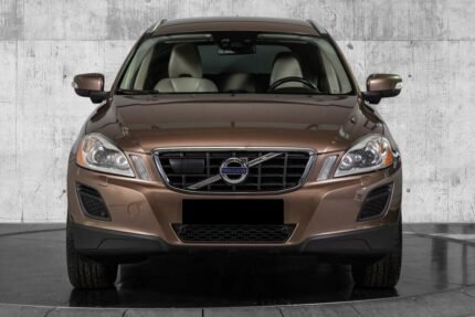 Vue avant droite du XC60 montrant la calandre et les phares