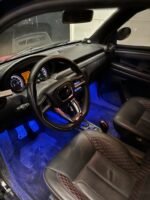 Tableau de bord avec écran et connectivité CarPlay, ports USB