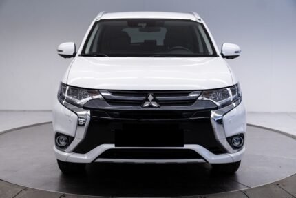 Vue avant droite du SUV, calandre et phares LED visibles