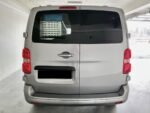 Espace passager avec accoudoir et porte-gobelet