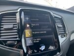 Vue de profil montrant l'espace entre les roues et la carrosserie