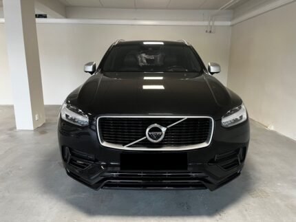 Vue avant droite du Volvo XC90 T8 R-Design avec jantes sport