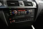 Gros plan des commandes au volant et boutons multifonctions