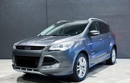 Vue avant gauche du SUV montrant la calandre et les phares