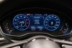 Vue large montrant la voiture et son environnement