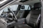 Vue large du véhicule garé en extérieur
