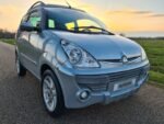 Vue de face de la microcar garée en extérieur