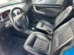 Vue arrière montrant feux et hayon, carrosserie bleue